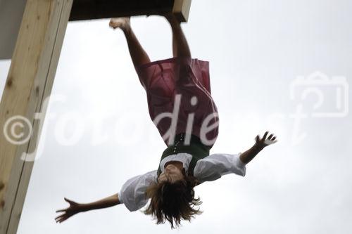 Die von der Fa. Gössl organisierte „Dirndlflugschau“ fand dieses Jahr im Park, direkt vor dem Gwandhaus statt. Begleitet von Tanzlmusik und Geschichten von Wein, Käse und Schnaps fanden,  sich wieder zahlreiche Dirndl im Dirndlgwand ein um an der Flugschau teilzunehmen. Die drei originellsten Sprünge wurden mit Stücken aus dem Gwandhaus prämiert. 