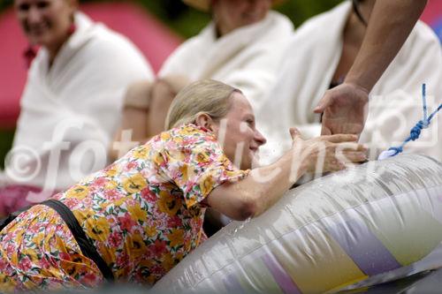 Die von der Fa. Gössl organisierte „Dirndlflugschau“ fand dieses Jahr im Park, direkt vor dem Gwandhaus statt. Begleitet von Tanzlmusik und Geschichten von Wein, Käse und Schnaps fanden,  sich wieder zahlreiche Dirndl im Dirndlgwand ein um an der Flugschau teilzunehmen. Die drei originellsten Sprünge wurden mit Stücken aus dem Gwandhaus prämiert. 