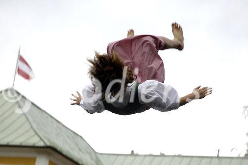 Die von der Fa. Gössl organisierte „Dirndlflugschau“ fand dieses Jahr im Park, direkt vor dem Gwandhaus statt. Begleitet von Tanzlmusik und Geschichten von Wein, Käse und Schnaps fanden,  sich wieder zahlreiche Dirndl im Dirndlgwand ein um an der Flugschau teilzunehmen. Die drei originellsten Sprünge wurden mit Stücken aus dem Gwandhaus prämiert. 