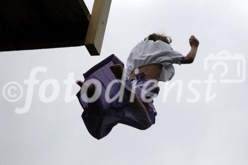 Die von der Fa. Gössl organisierte „Dirndlflugschau“ fand dieses Jahr im Park, direkt vor dem Gwandhaus statt. Begleitet von Tanzlmusik und Geschichten von Wein, Käse und Schnaps fanden,  sich wieder zahlreiche Dirndl im Dirndlgwand ein um an der Flugschau teilzunehmen. Die drei originellsten Sprünge wurden mit Stücken aus dem Gwandhaus prämiert. 