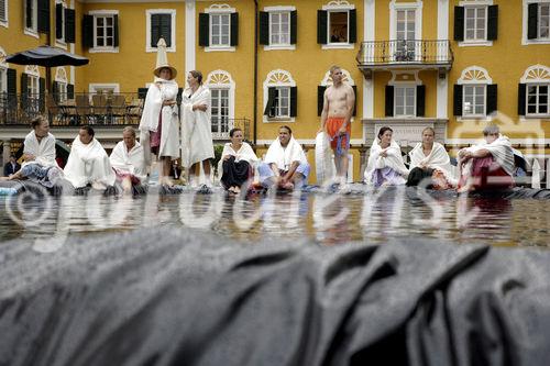 Die von der Fa. Gössl organisierte „Dirndlflugschau“ fand dieses Jahr im Park, direkt vor dem Gwandhaus statt. Begleitet von Tanzlmusik und Geschichten von Wein, Käse und Schnaps fanden,  sich wieder zahlreiche Dirndl im Dirndlgwand ein um an der Flugschau teilzunehmen. Die drei originellsten Sprünge wurden mit Stücken aus dem Gwandhaus prämiert. 