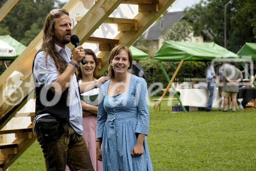 Die von der Fa. Gössl organisierte „Dirndlflugschau“ fand dieses Jahr im Park, direkt vor dem Gwandhaus statt. Begleitet von Tanzlmusik und Geschichten von Wein, Käse und Schnaps fanden,  sich wieder zahlreiche Dirndl im Dirndlgwand ein um an der Flugschau teilzunehmen. Die drei originellsten Sprünge wurden mit Stücken aus dem Gwandhaus prämiert. 