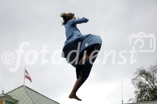 Die von der Fa. Gössl organisierte „Dirndlflugschau“ fand dieses Jahr im Park, direkt vor dem Gwandhaus statt. Begleitet von Tanzlmusik und Geschichten von Wein, Käse und Schnaps fanden,  sich wieder zahlreiche Dirndl im Dirndlgwand ein um an der Flugschau teilzunehmen. Die drei originellsten Sprünge wurden mit Stücken aus dem Gwandhaus prämiert. 