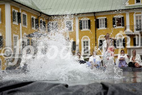 Die von der Fa. Gössl organisierte „Dirndlflugschau“ fand dieses Jahr im Park, direkt vor dem Gwandhaus statt. Begleitet von Tanzlmusik und Geschichten von Wein, Käse und Schnaps fanden,  sich wieder zahlreiche Dirndl im Dirndlgwand ein um an der Flugschau teilzunehmen. Die drei originellsten Sprünge wurden mit Stücken aus dem Gwandhaus prämiert. 