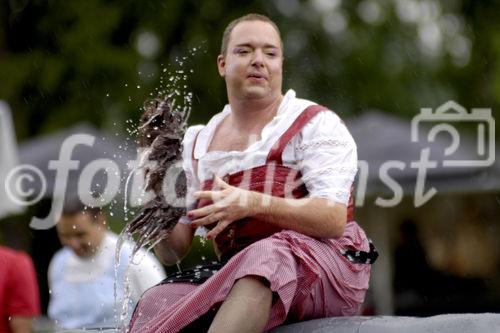 Die von der Fa. Gössl organisierte „Dirndlflugschau“ fand dieses Jahr im Park, direkt vor dem Gwandhaus statt. Begleitet von Tanzlmusik und Geschichten von Wein, Käse und Schnaps fanden,  sich wieder zahlreiche Dirndl im Dirndlgwand ein um an der Flugschau teilzunehmen. Die drei originellsten Sprünge wurden mit Stücken aus dem Gwandhaus prämiert. 