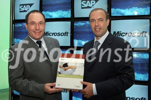 (C) fotodienst/Anna Rauchenberger - Wien 21.06.2006 - SAP und Microsoft im 'Duet': Mendocino ist ein gemeinsames Projekt zur Integration spezifischer Prozesse von Business-Applikationen in die Office-Umgebung. Das daraus resultierende Produkt 'Duet' kommt nun auf den Markt. FOTO: Wolfgang Schuckert (Managing Director SAP Österreich GmbH), Herbert Schweiger (Geschäftsführer Microsoft Österreich).