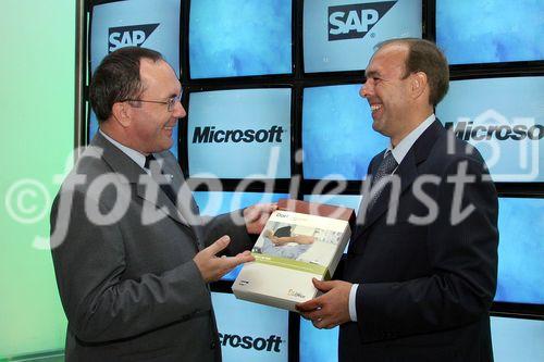 (C) fotodienst/Anna Rauchenberger - Wien 21.06.2006 - SAP und Microsoft im 'Duet': Mendocino ist ein gemeinsames Projekt zur Integration spezifischer Prozesse von Business-Applikationen in die Office-Umgebung. Das daraus resultierende Produkt 'Duet' kommt nun auf den Markt. FOTO: Wolfgang Schuckert (Managing Director SAP Österreich GmbH), Herbert Schweiger (Geschäftsführer Microsoft Österreich).