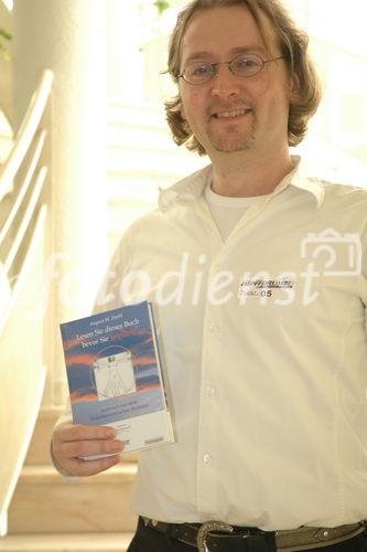 August M.Zoebl
Die Vereine Aegis Österreich und Schweiz informieren über Gefahren und Schäden durch Impfungen. Die seit einigen Jahren wachsende Zahl der empfohlenen Impfungen, stimmt viele Eltern nachdenklich. Einseitige Information und rapide Zunahme von neuen Impfstoffen führen dazu, dass sich Verbraucher eingehender mit dem Thema auseinandersetzen.