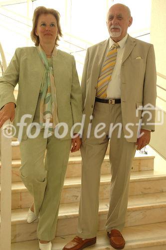 Mag. Anita Petek-Dimmer und Gatte.Vertreter von Aegis Schweiz.
Die Vereine Aegis Österreich und Schweiz informieren über Gefahren und Schäden durch Impfungen. Die seit einigen Jahren wachsende Zahl der empfohlenen Impfungen, stimmt viele Eltern nachdenklich. Einseitige Information und rapide Zunahme von neuen Impfstoffen führen dazu, dass sich Verbraucher eingehender mit dem Thema auseinandersetzen.