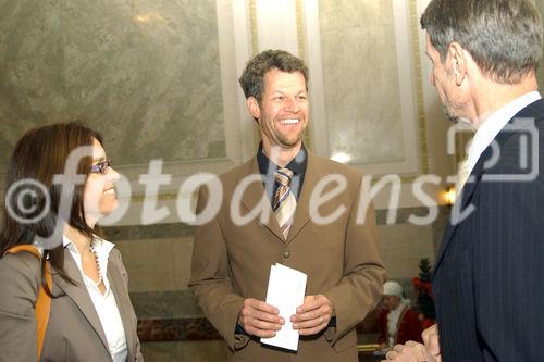 Konzert im Festsaal der Industriellenvereinigung. Foto ganz rechts: Dkfm.Dr. Franz Hofbauer (Generaldirektor Alcatel Austria AG) mit Gästen.                               