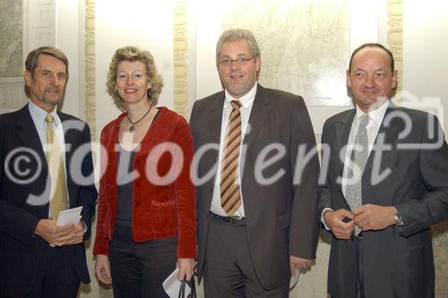 Konzert im Festsaal der Industriellenvereinigung. Foto ganz links: Dkfm.Dr. Franz Hofbauer (Generaldirektor Alcatel Austria AG) mit Gästen.                              