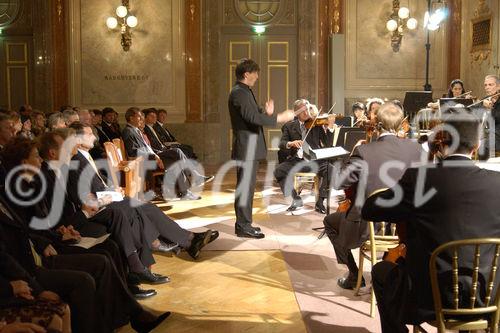 Konzert im Festsaal der Industriellenvereinigung. Foto: mit Dirigent Pierre Hoppé und dem Ensemble der Philharmonia Wien.