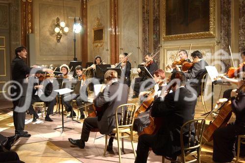 Konzert im Festsaal der Industriellenvereinigung. Foto: mit Dirigent Pierre Hoppé und dem Ensemble der Philharmonia Wien.                               