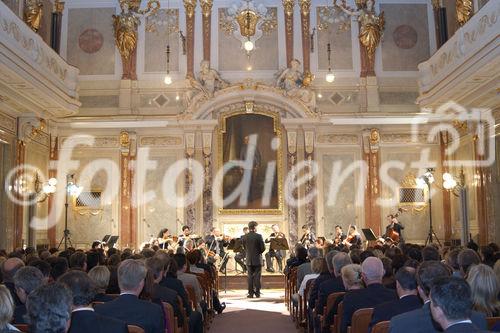 Konzert im Festsaal der Industriellenvereinigung. Foto: mit Dirigent Pierre Hoppé und dem Ensemble der Philharmonia Wien.                               