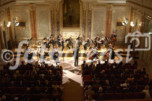 Konzert im Festsaal der Industriellenvereinigung. Foto: mit Dirigent Pierre Hoppé und dem Ensemble der Philharmonia Wien.