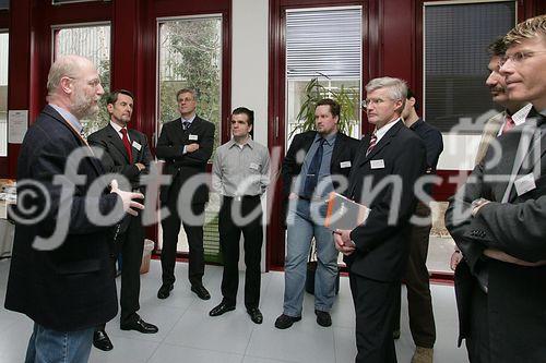 (C) fotodienst/Anna Rauchenberger - Wien 30.03.2006 - Alcatel zeigten gemeinsam mit der ÖBB Holding bei einer Hausmesse die aktuellsten Innovationen. FOTO: Führung durchs Haus.