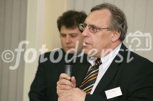 (C) fotodienst/Anna Rauchenberger - Wien 30.03.2006 - Alcatel zeigten gemeinsam mit der ÖBB Holding bei einer Hausmesse die aktuellsten Innovationen. FOTO: Dr. Gerhard Staffel (Leiter Technik, ELEKTRA) und DI Thomas Bruckmüller (Produktmanager ELEKTRA).