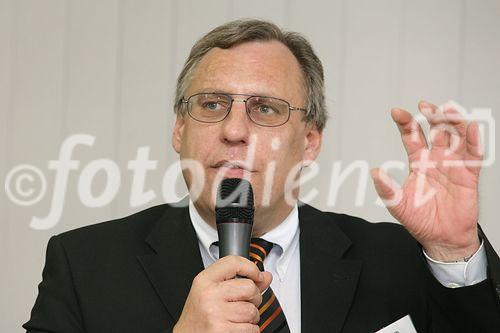 (C) fotodienst/Anna Rauchenberger - Wien 30.03.2006 - Alcatel zeigten gemeinsam mit der ÖBB Holding bei einer Hausmesse die aktuellsten Innovationen. FOTO: Dr. Gerhard Staffel (Leiter Technik, ELEKTRA).