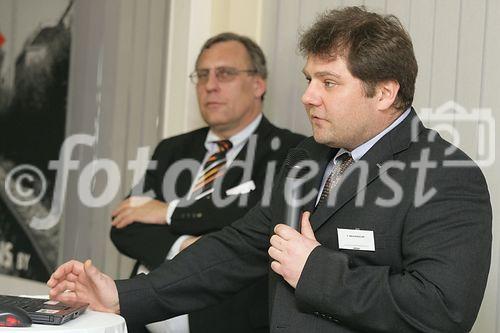 (C) fotodienst/Anna Rauchenberger - Wien 30.03.2006 - Alcatel zeigte gemeinsam mit der ÖBB Holding bei einer Hausmesse die aktuellsten Innovationen. FOTO: DI Thomas Bruckmüller (Produktmanager ELEKTRA) und Dr. Gerhard Staffel (Leiter Technik, ELEKTRA).