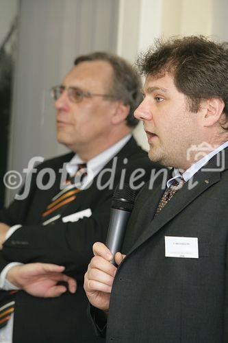 (C) fotodienst/Anna Rauchenberger - Wien 30.03.2006 - Alcatel zeigte gemeinsam mit der ÖBB Holding bei einer Hausmesse die aktuellsten Innovationen. FOTO: DI Thomas Bruckmüller (Produktmanager ELEKTRA) und Dr. Gerhard Staffel (Leiter Technik, ELEKTRA).