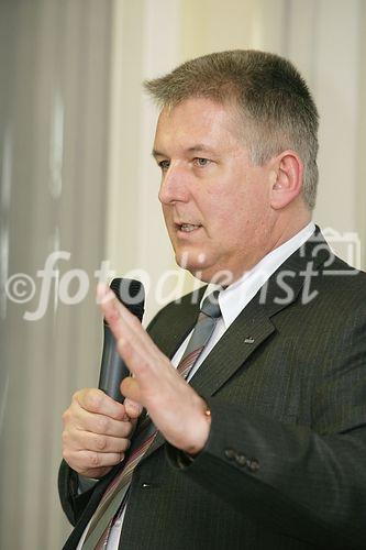 (C) fotodienst/Anna Rauchenberger - Wien 30.03.2006 - Alcatel zeigten gemeinsam mit der ÖBB Holding bei einer Hausmesse die aktuellsten Innovationen. FOTO: DI DR. Alfred Veider (General Manager Transport Solutions Division/TSD, Alcatel Austria).