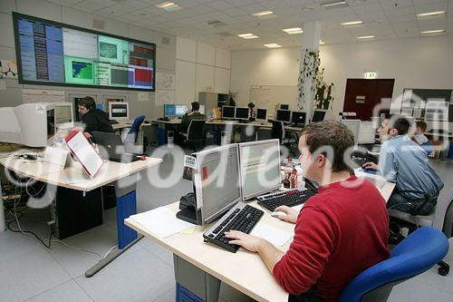 (C) fotodienst/Anna Rauchenberger - Wien 30.03.2006 - Alcatel zeigte bei einer Hausmesse die aktuellsten Innovationen. FOTO: Führung durchs Haus: Das Alcatel Network Operation Center für den Mobilfunkbetreiber. 