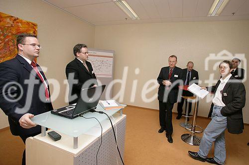 (C) fotodienst/Anna Rauchenberger - Wien 30.03.2006 - Alcatel zeigte bei einer Hausmesse die aktuellsten Innovationen. FOTO: Führung durchs Haus: Thomas Aichberger und Andreas Kalmar präsentieren Datenkommunikation für sicherheitsrelevante Anwendungen. 