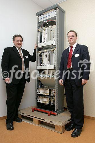 (C) fotodienst/Anna Rauchenberger - Wien 30.03.2006 - Alcatel zeigte bei einer Hausmesse die aktuellsten Innovationen. FOTO: Führung durchs Haus: Thomas Aichberger und Andreas Kalmar präsentieren Datenkommunikation für sicherheitsrelevante Anwendungen. 