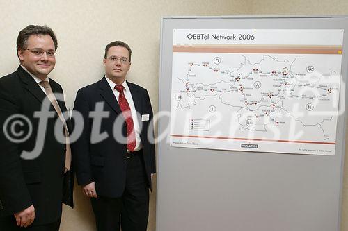 (C) fotodienst/Anna Rauchenberger - Wien 30.03.2006 - Alcatel zeigte bei einer Hausmesse die aktuellsten Innovationen. FOTO: Führung durchs Haus: Thomas Aichberger und Andreas Kalmar präsentieren Datenkommunikation für sicherheitsrelevante Anwendungen. 