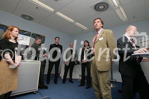 (C) fotodienst/Anna Rauchenberger - Wien 30.03.2006 - Alcatel zeigte bei einer Hausmesse die aktuellsten Innovationen. FOTO: Führung durchs Haus: Präsentation der neuesten Videoüberwachungstechnologien.