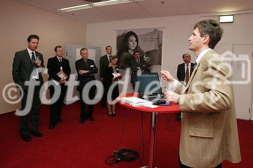 (C) fotodienst/Anna Rauchenberger - Wien 30.03.2006 - Alcatel zeigte bei einer Hausmesse die aktuellsten Innovationen. FOTO: Führung durchs Haus: Volkmar Heuer präsentiert Innovationen in der Leittechnik.