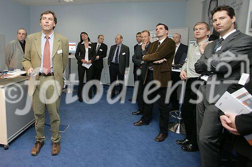 (C) fotodienst/Anna Rauchenberger - Wien 30.03.2006 - Alcatel zeigte bei einer Hausmesse die aktuellsten Innovationen. FOTO: Führung durchs Haus: Präsentation der neuesten Videoüberwachungstechnologien.