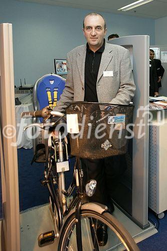 (C) fotodienst/Anna Rauchenberger - Wien 30.03.2006 - Alcatel zeigte bei einer Hausmesse die aktuellsten Innovationen. FOTO: Führung durchs Haus: Präsentation der neuesten Videoüberwachungstechnologien.