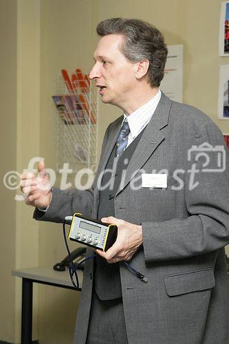 (C) fotodienst/Anna Rauchenberger - Wien 30.03.2006 - Alcatel zeigte bei einer Hausmesse die aktuellsten Innovationen. FOTO: Führung durchs Haus: Claus Messauer präsentiert das Mobile Verschubstellsystem - MOVUS.