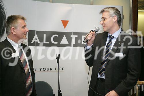 (C) fotodienst/Anna Rauchenberger - Wien 30.03.2006 - Alcatel zeigte bei einer Hausmesse die aktuellsten Innovationen. FOTO: DI DR. Alfred Veider (General Manager Transport Solutions Division/TSD, Alcatel Austria) und Helmut-Klaus Schimany (MSc, Strategische Steuerung, ÖBB-Holding AG).