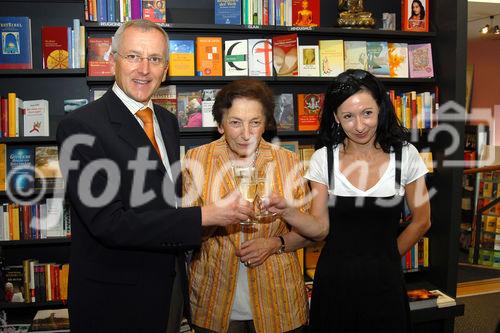 Josef Pretzl (GF Thalia), Mag. Maria Hasenöhrl (Inhaberin Wagner!sche Buchhandlung), Mag. Sabine Brenner (GF Wagner!sche Buchhandlung)