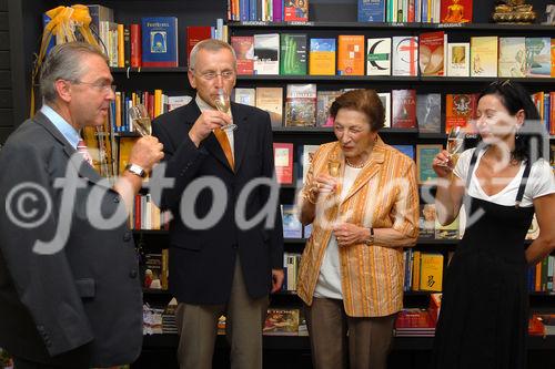 Michael Obermeyer (GF Reichl & Partner), Josef Pretzl (GF Thalia), Mag. Maria Hasenöhrl (Inhaberin Wagner!sche Buchhandlung), Mag. Sabine Brenner (GF Wagner!sche Buchhandlung)