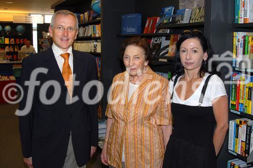 Josef Pretzl (GF Thalia), Mag. Maria Hasenöhrl (Inhaberin Wagner!sche Buchhandlung), Mag. Sabine Brenner (GF Wagner!sche Buchhandlung)