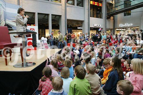 (C) fotodienst/Anna Rauchenberger - Wien 06.04.2006 -  Kinderbuchwoche bei Thalia.at: Thomas Brezina liest Kostproben aus seinen aktuellen Büchern. 