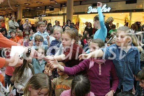 (C) fotodienst/Anna Rauchenberger - Wien 06.04.2006 -  Kinderbuchwoche bei Thalia.at: Thomas Brezina liest Kostproben aus seinen aktuellen Büchern. 