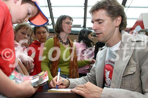 (C) fotodienst/Anna Rauchenberger - Wien 06.04.2006 -  Kinderbuchwoche bei Thalia.at: Thomas Brezina liest Kostproben aus seinen aktuellen Büchern. FOTO: Thomas Brezina gibt seinen jungen Fans Autogramme.