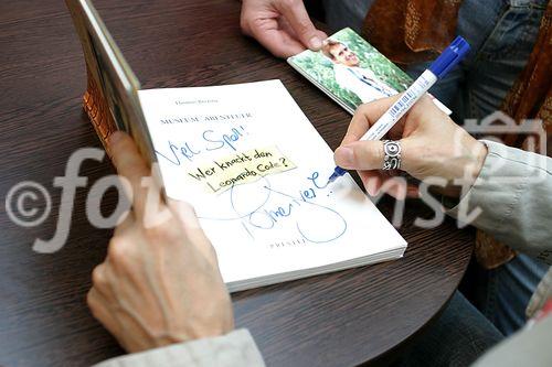 (C) fotodienst/Anna Rauchenberger - Wien 06.04.2006 -  Kinderbuchwoche bei Thalia.at: Thomas Brezina liest Kostproben aus seinen aktuellen Büchern. FOTO: Thomas Brezina gibt seinen jungen Fans Autogramme.