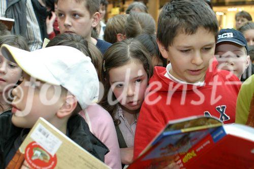 (C) fotodienst/Anna Rauchenberger - Wien 06.04.2006 -  Kinderbuchwoche bei Thalia.at: Thomas Brezina liest Kostproben aus seinen aktuellen Büchern. FOTO: Thomas Brezina gibt seinen jungen Fans Autogramme.