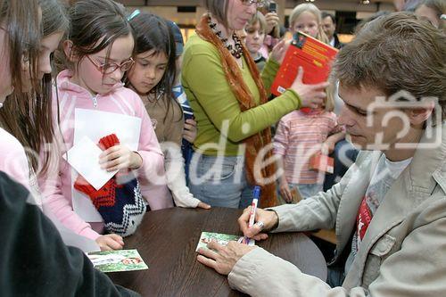 (C) fotodienst/Anna Rauchenberger - Wien 06.04.2006 -  Kinderbuchwoche bei Thalia.at: Thomas Brezina liest Kostproben aus seinen aktuellen Büchern. FOTO: Thomas Brezina gibt seinen jungen Fans Autogramme.