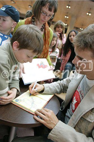 (C) fotodienst/Anna Rauchenberger - Wien 06.04.2006 -  Kinderbuchwoche bei Thalia.at: Thomas Brezina liest Kostproben aus seinen aktuellen Büchern. FOTO: Thomas Brezina gibt seinen jungen Fans Autogramme.