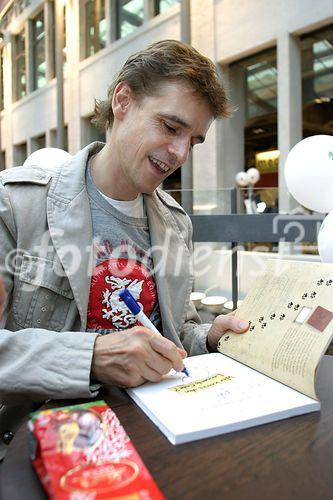 (C) fotodienst/Anna Rauchenberger - Wien 06.04.2006 -  Kinderbuchwoche bei Thalia.at: Thomas Brezina liest Kostproben aus seinen aktuellen Büchern. FOTO: Thomas Brezina gibt seinen jungen Fans Autogramme.