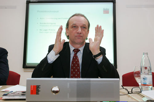 (C) fotodienst/Paul Hamm GmbH - Linz 08.03.2006 - Blaha Büromöbel auf Expansionskurs - Stärkere Marktdurchdringung in Oberösterreich als erstes Ziel. FOTO v.l.:  Ing. Mag. Friedrich BLAHA (Geschäftsführer Blaha)