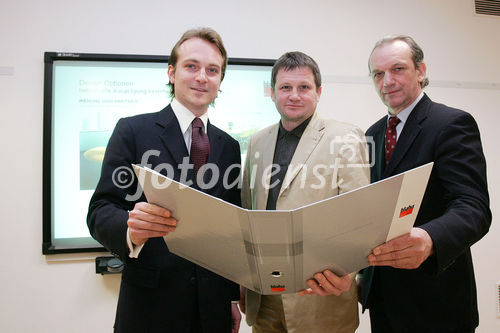 (C) fotodienst/Paul Hamm GmbH - Linz 08.03.2006 - Blaha Büromöbel auf Expansionskurs - Stärkere Marktdurchdringung in Oberösterreich als erstes Ziel. FOTO v.l.:  Mag. Marcus HAAS (Leitung Marketing & Verkauf Blaha), Karl LEITNER (Geschäftsführer FLW Büroausstatter Wels), Ing. Mag. Friedrich BLAHA (Geschäftsführer Blaha)