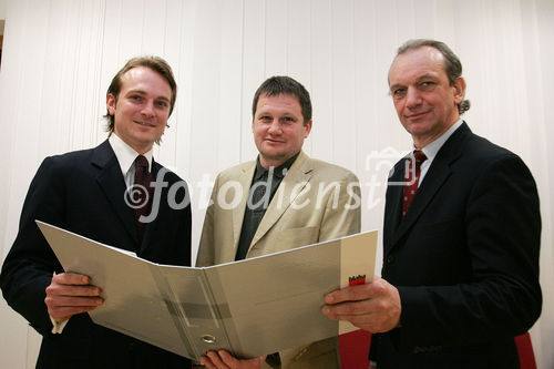 (C) fotodienst/Paul Hamm GmbH - Linz 08.03.2006 - Blaha Büromöbel auf Expansionskurs - Stärkere Marktdurchdringung in Oberösterreich als erstes Ziel. FOTO v.l.:   Mag. Marcus HAAS (Leitung Marketing & Verkauf Blaha), Karl LEITNER (Geschäftsführer FLW Büroausstatter Wels), Ing. Mag. Friedrich BLAHA (Geschäftsführer Blaha)