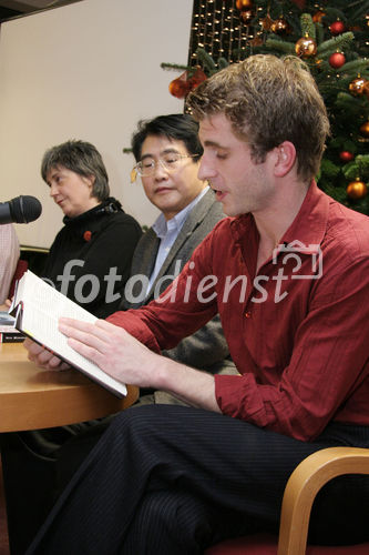 Lesung des Autors Qiu Xiaolong bein Thalia.at. Bild: Ein Schauspieler las aus der deutschen Übersetzung. Foto: Anna Rauchenberger